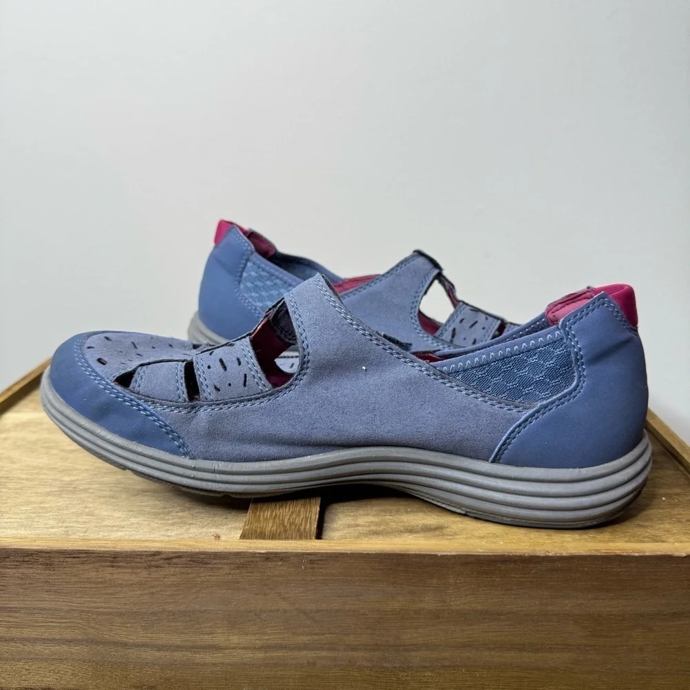 Aravon Barbara Mary Jane shoe in blue suede leather with a dark pink trim